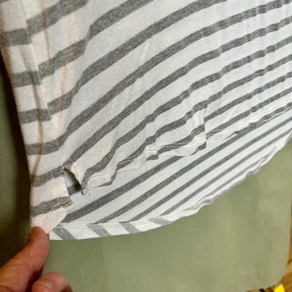 L “Green Envelope Los Angeles” Grey striped short sleeve blouse - Picture 5 of 6
